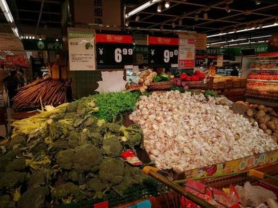 興高采烈進(jìn)南寧農(nóng)副產(chǎn)品平價專營區(qū)，一看價格讓人哭笑不得